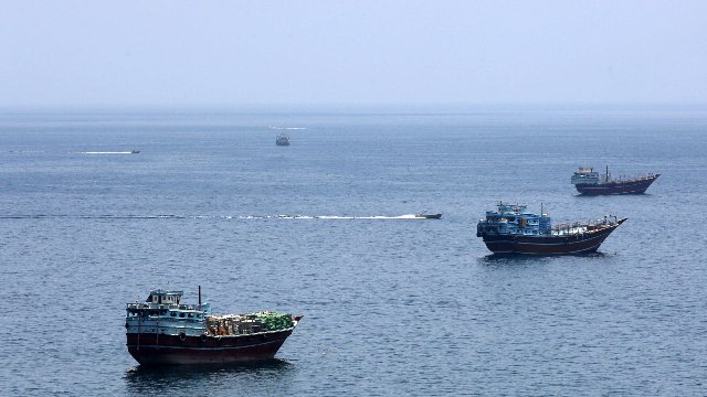 沙特面临“双重封锁”：霍尔木兹通航再归零	，曼德海峡告急