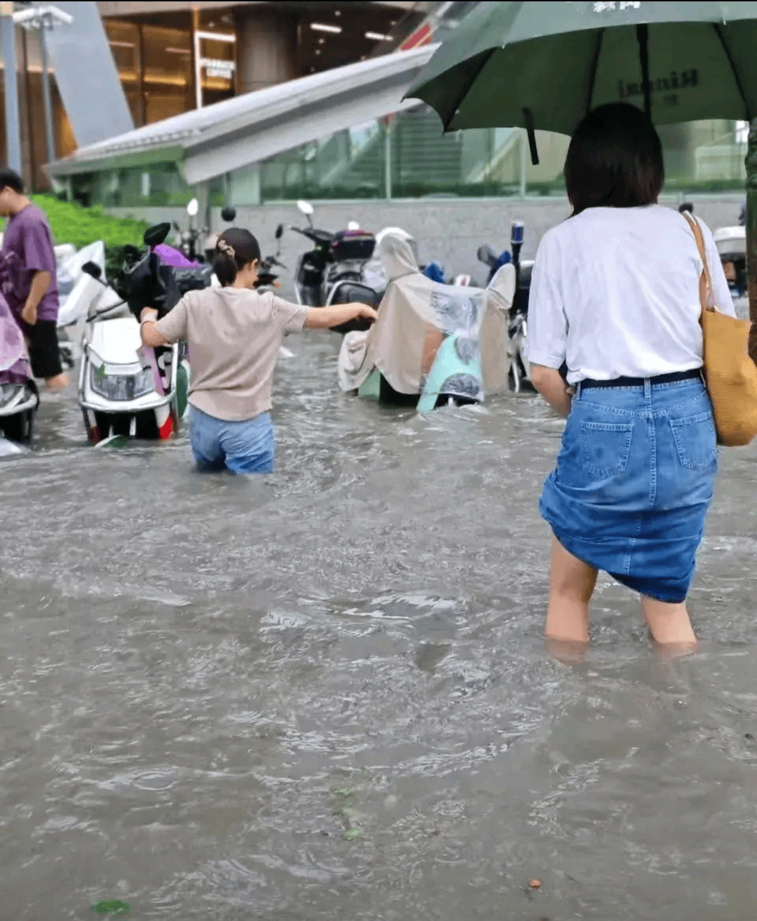 上海暴雨城区严重积水!市民划皮划艇街头通行，新奇自救背后藏多重安全隐患_降雨_城市_路段|上海市|配电箱|消防救援|安全漏洞|暴雨预警_新浪新闻