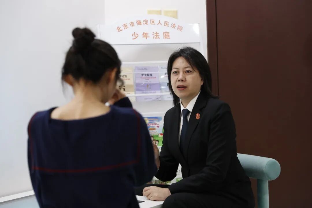 “选爸爸还是选妈妈？”一位女法官听见孩子没说出的真心话
