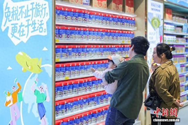 3月11日，顾客在海口旺豪日用消费品免税店选购奶粉。 中新网记者 骆云飞 摄