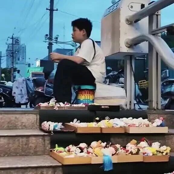 “钩针男孩”，火了！