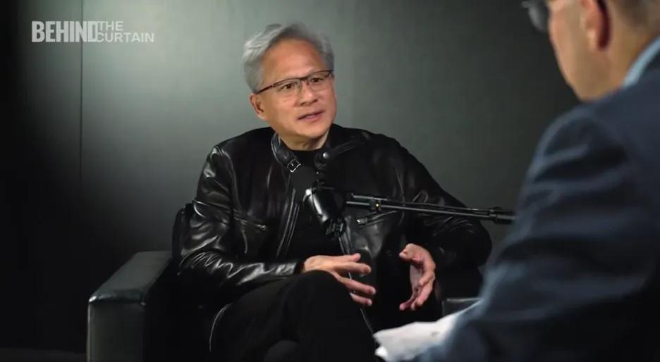 黄仁勋21日接受Axios新闻网独家采访。图为采访视频截图。