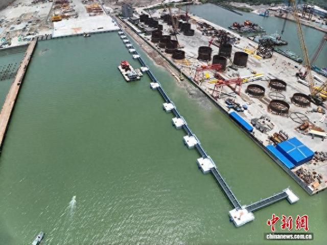 阳江港吉树作业区#J8泊位码头项目近日通过交工验收。中交二航局 供图