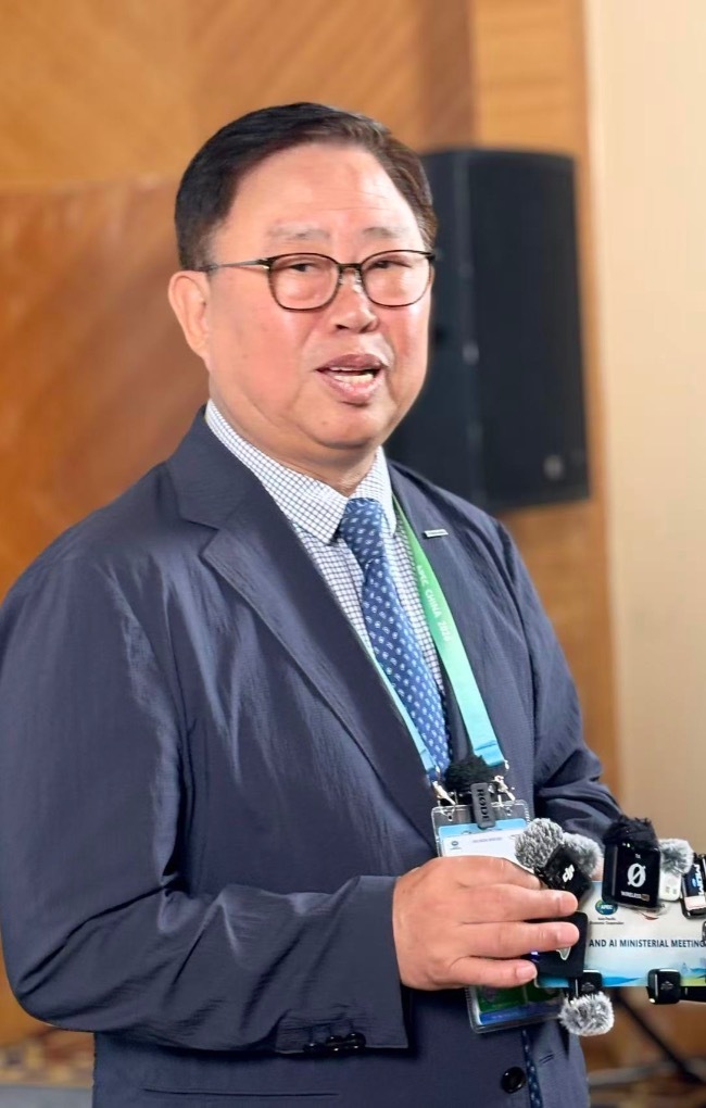 松下电器（中国）有限公司总裁赵炳弟在APEC数字周上接受澎湃新闻记者等媒体采访。澎湃新闻记者赵利新 图