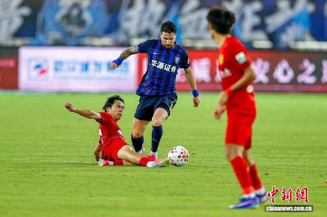 7月25日，武汉三镇队球员绍尔(中)比赛中带球突破。中新社记者 张畅 摄