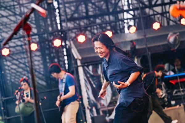 Sign Language "Speaks" at Rock Music Festival