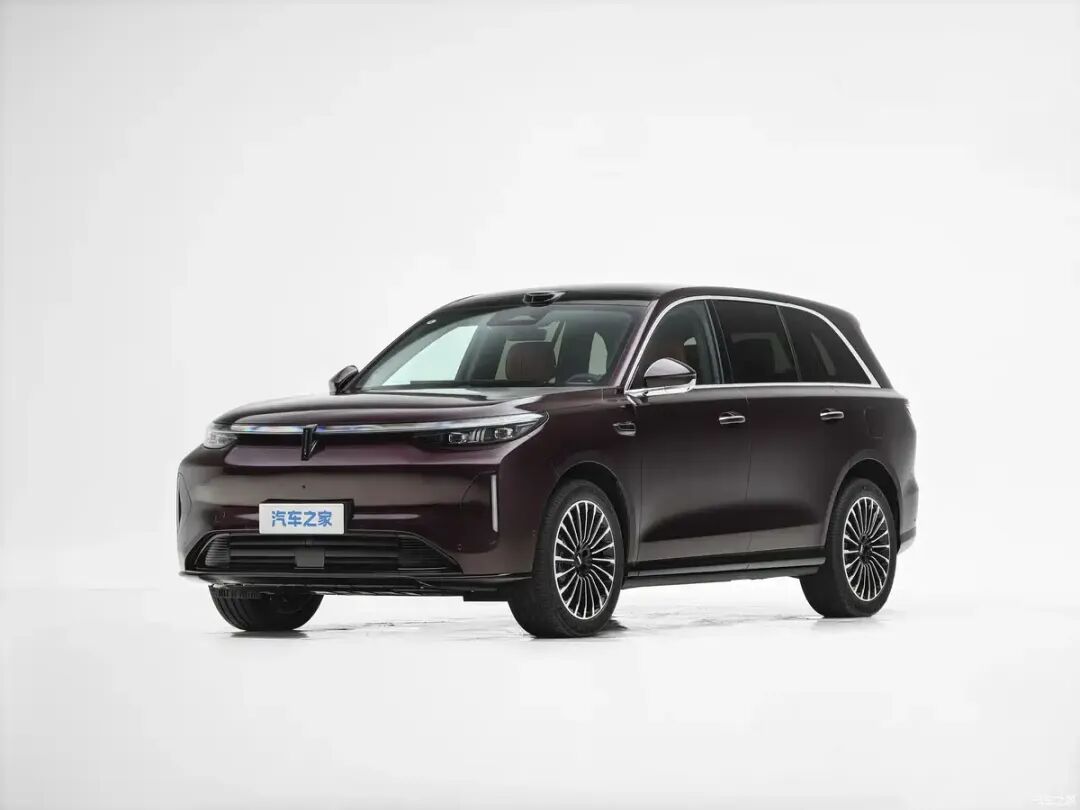 智能化方面，V8X搭载英伟达Thor-U智驾芯片（算力700TOPS），配备含1颗激光雷达在内的27个智能传感器，支持车位到车位全场景NOA领航辅助、园区漫游等功能；座舱端配备17.3英寸悬浮中控屏与…