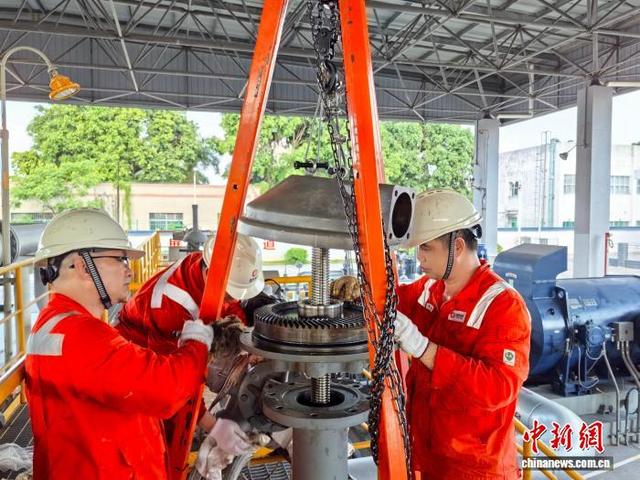 图为工作人员在贵港作业区进行维保作业(资料图)。国家管网集团广西公司 供图