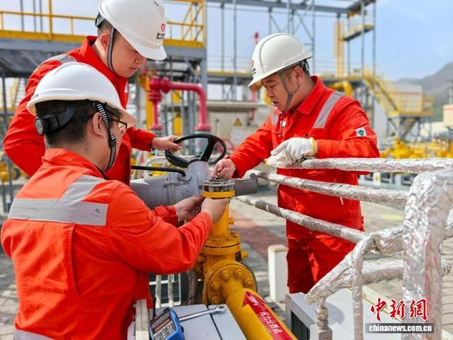 图为工作人员在贵港作业区进行检修作业(资料图)。葛元昊 摄
