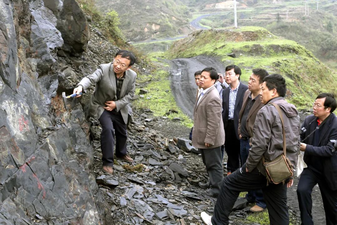 周琦锰矿团队2014年4月13日在松桃大塘坡锰矿区野外进行研讨培训。欧德琳 摄