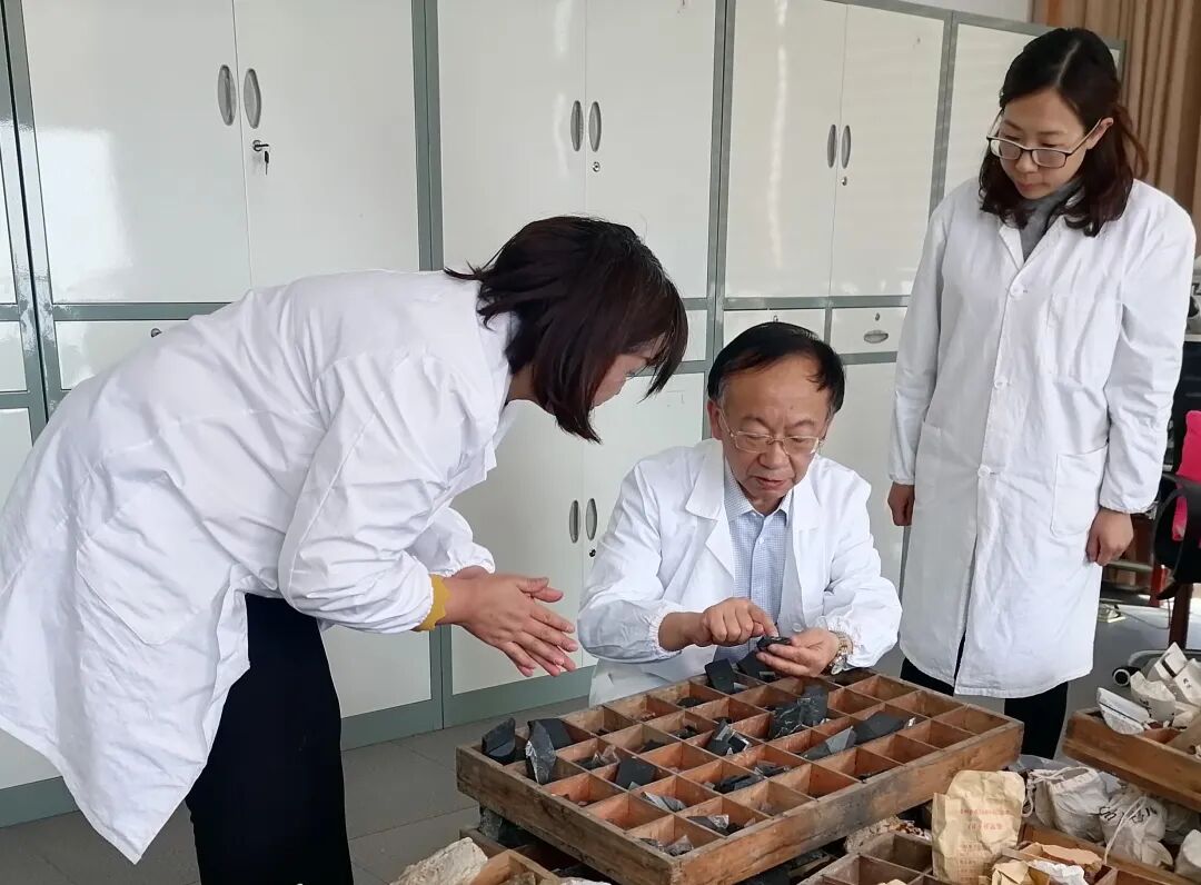 2022年3月，周琦与团队成员观察研讨锰矿石矿物学富锰矿石特征。李亮 摄