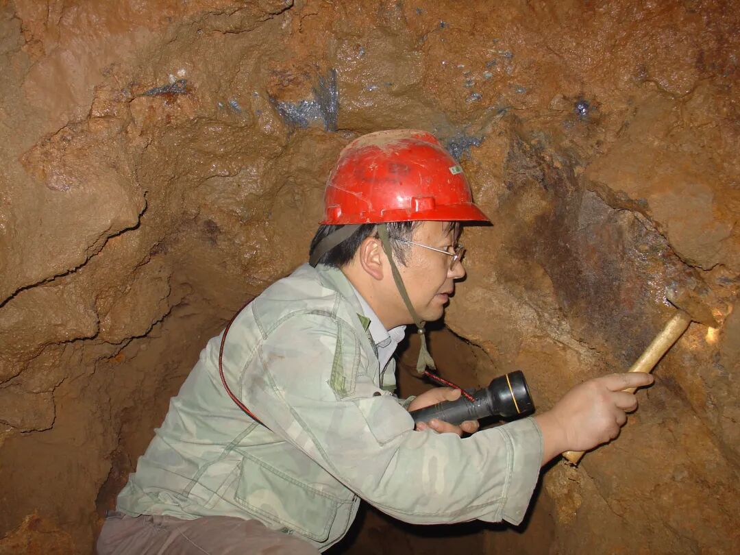 周琦在地下探矿坑道中观察地质现象。王佳武 摄