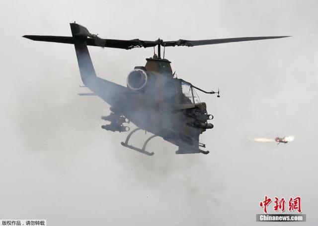 资料图为日本自卫队的AH-1S武装直升机进行实弹射击。