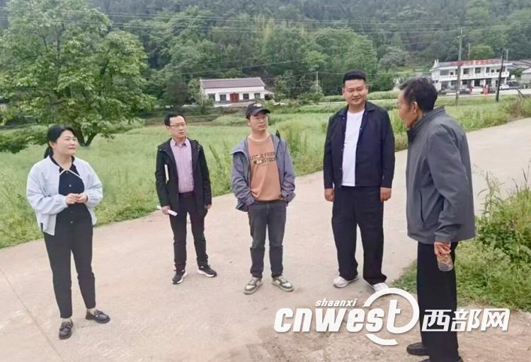 立峰村党总支书记、村委会主任李杨（右二）