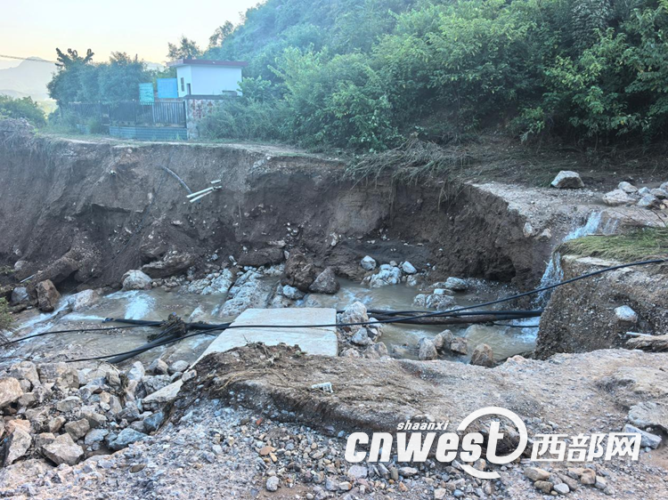 山洪过后损毁的道路