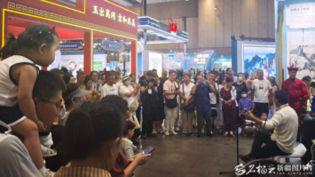 2026非遗援疆主题展示活动现场,观众观看非遗技艺表演。石榴云/新疆日报记者 宋海波摄