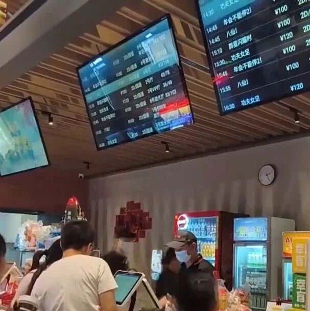 2026 暑期档国产片频繁提档、撤档，进口片档期却基本不变，可能有哪些原因？频繁调整档期的影响有多大？