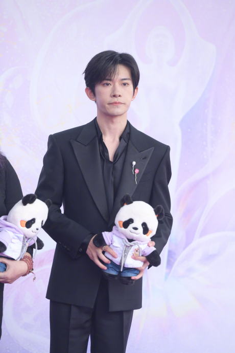 易烊千玺百花奖红毯熟男味拉满