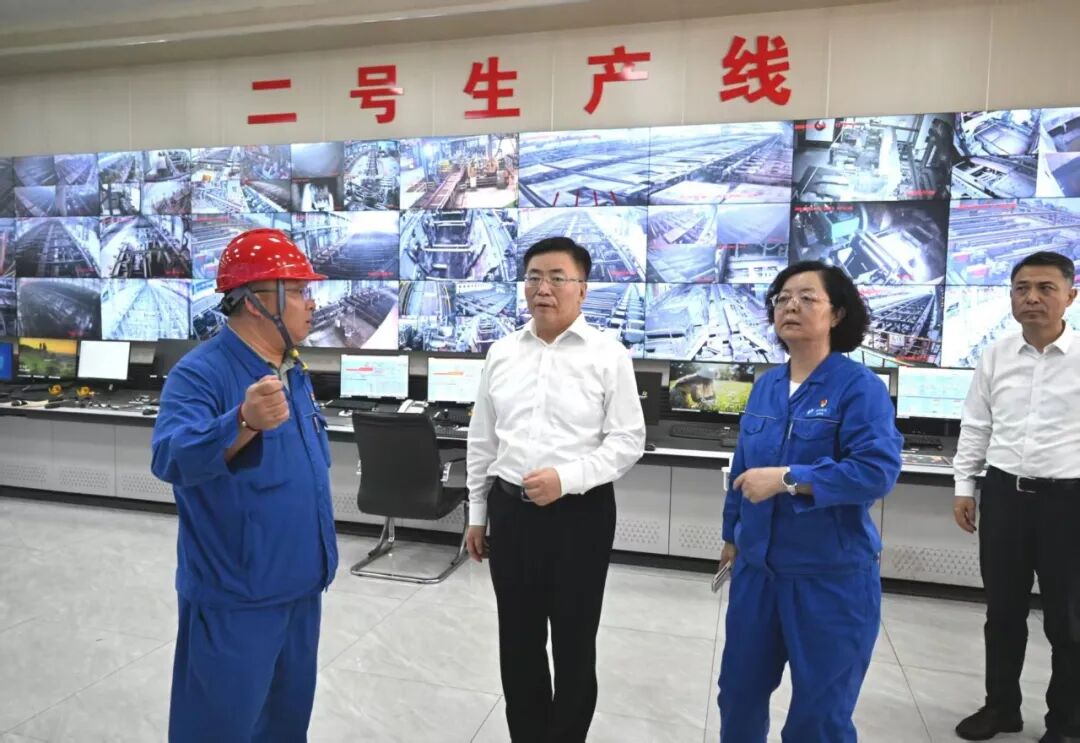 8月9日，包钢在轨梁厂车间实地了解生产线数智化建设和企业安全生产情况。记者 韩卿立 摄