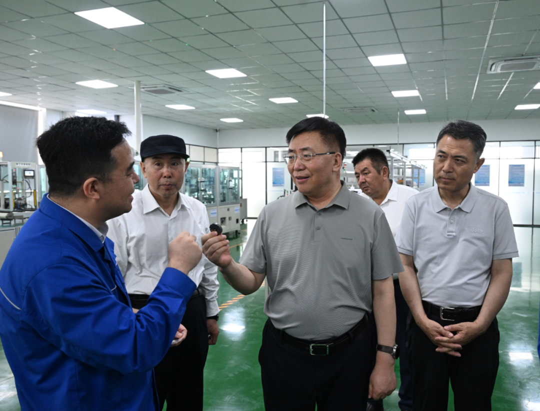 8月8日，包钢在包头市调研稀土新材料研发及创新成果转化利用情况。记者 韩卿立 摄