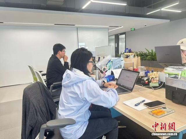 台古月在杭州一家OPC创业社区办公。 蓝伊旎 摄