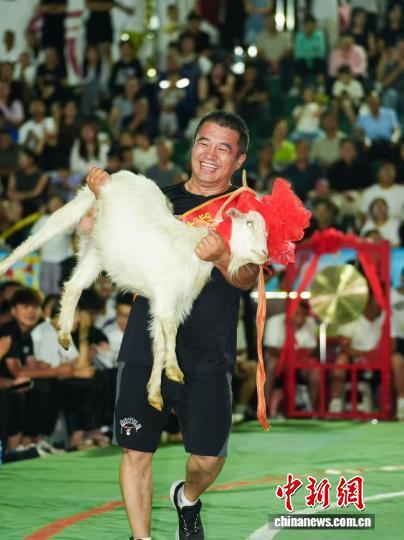 代县方言中，“挠”意为“扛、举”，该赛事以活羊作为最高竞赛奖品，选手连胜六人即可扛羊凯旋。代县融媒体中心供图
