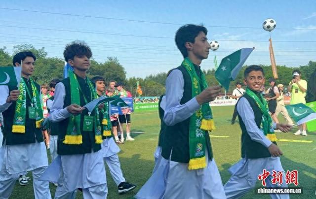 8月12日，第十二届“和平杯”国际青少年足球邀请赛在沈阳开幕。 中新社记者 李晛 摄