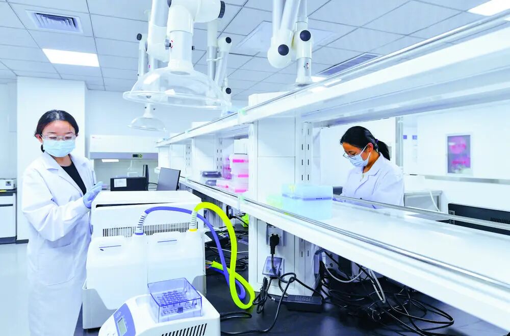 在石家庄市国际生物医药园中央创新区共享实验室，工作人员在进行试验。