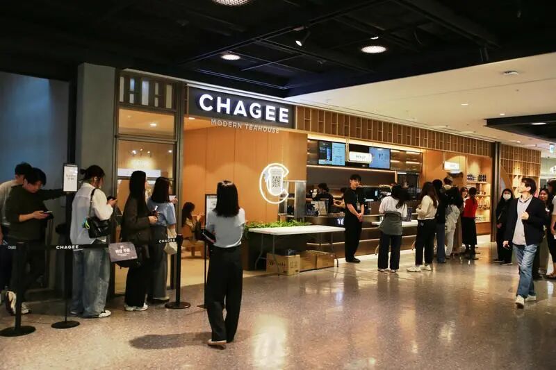 在韩国首都首尔的中国茶饮品牌霸王茶姬龙山分店，顾客排队购买奶茶。新华社资料