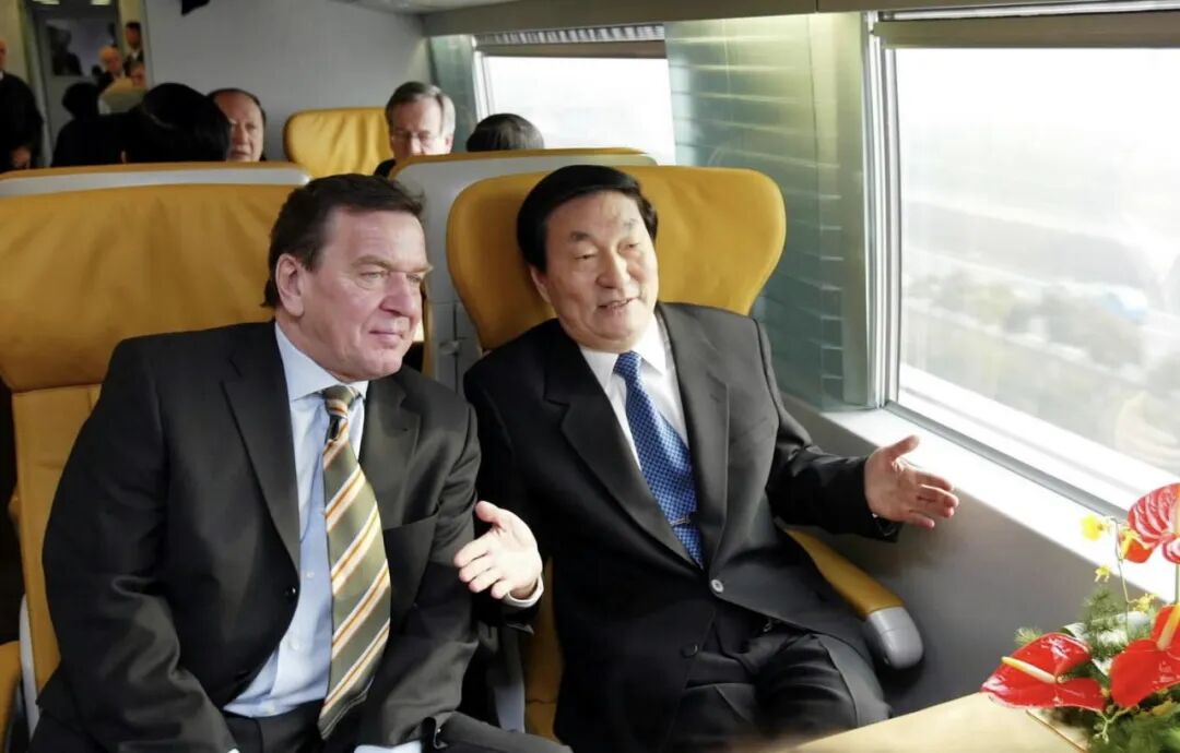 2002年12月31日，朱镕基同志和来华访问的德国总理施罗德在上海一同乘坐磁浮列车。新华社记者 马占成 摄