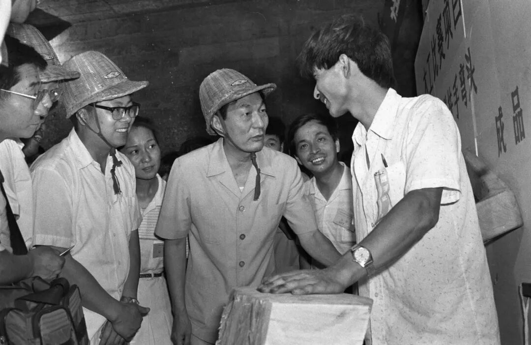 1990年，朱镕基同志看望参加上海青年技术比赛的工人。新华社发