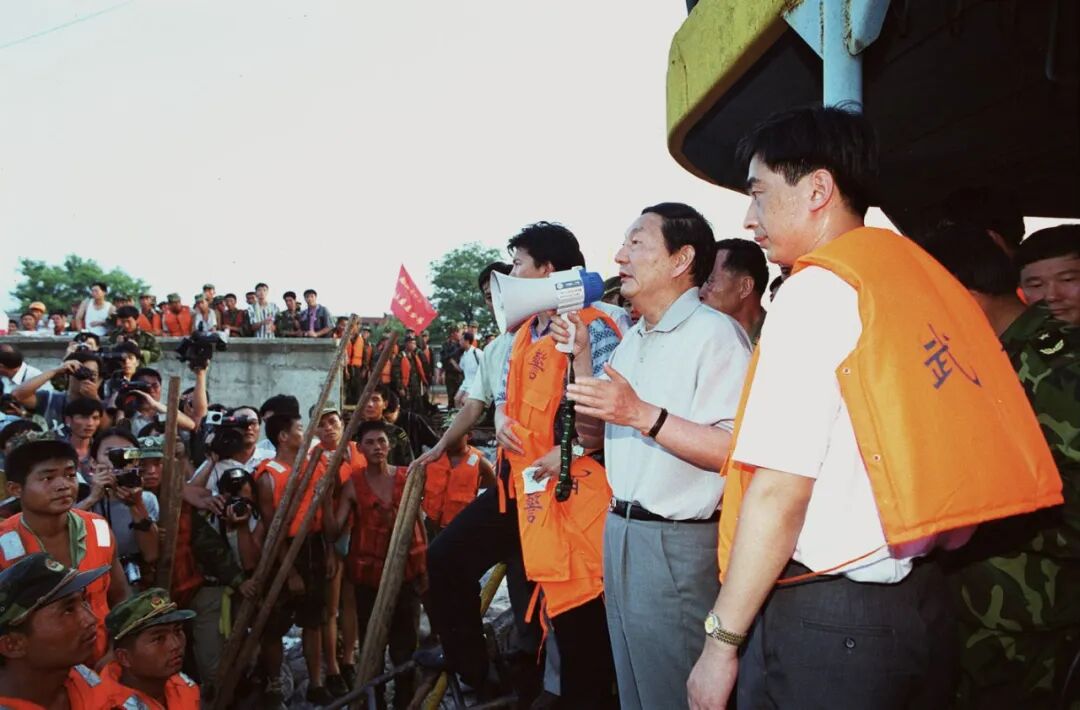 1998年8月9日，朱镕基同志在江西省九江市防洪墙堵口现场指挥抗洪抢险工作。新华社记者 章武 摄