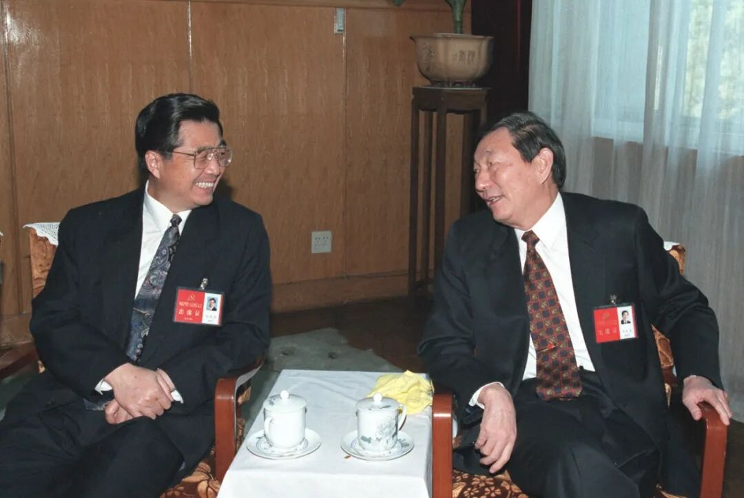1997年9月18日，胡锦涛同志与朱镕基同志在北京人民大会堂交谈。新华社记者 王新庆 摄
