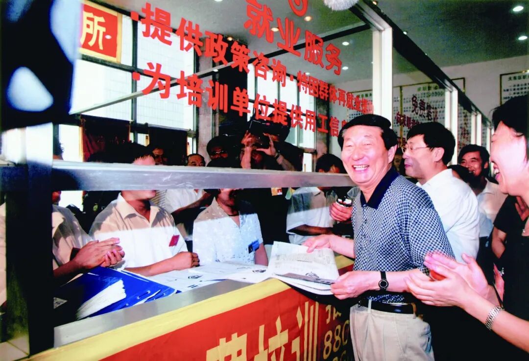 2002年7月22日，朱镕基同志在辽宁省沈阳市大东区职业技术培训中心考察。新华社记者 鞠鹏 摄