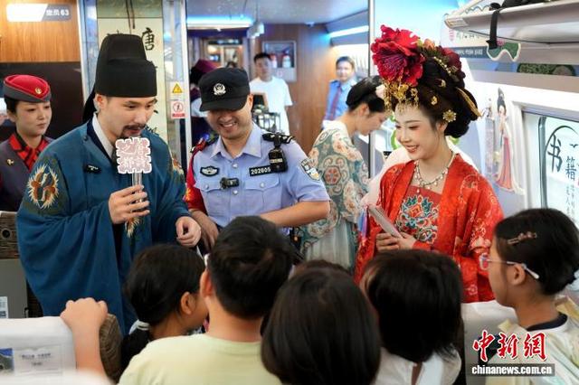 8月18日，陕西西安，工作人员与小朋友们对唐诗。中新社记者 张远 摄