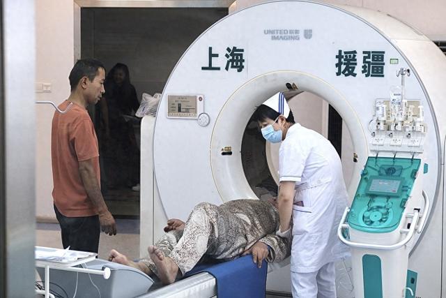 在喀什二院，一名患者正在做检查。 本文图片除特别标注外均为 澎湃新闻记者 蒋乐来 图