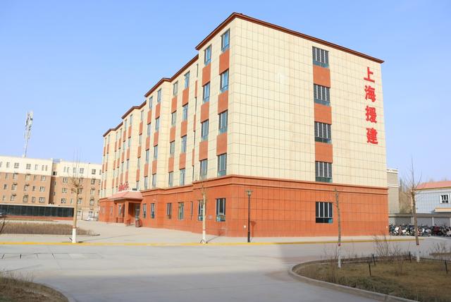 在泽普八中内，上海援建的素质拓展中心。 泽普八中供图