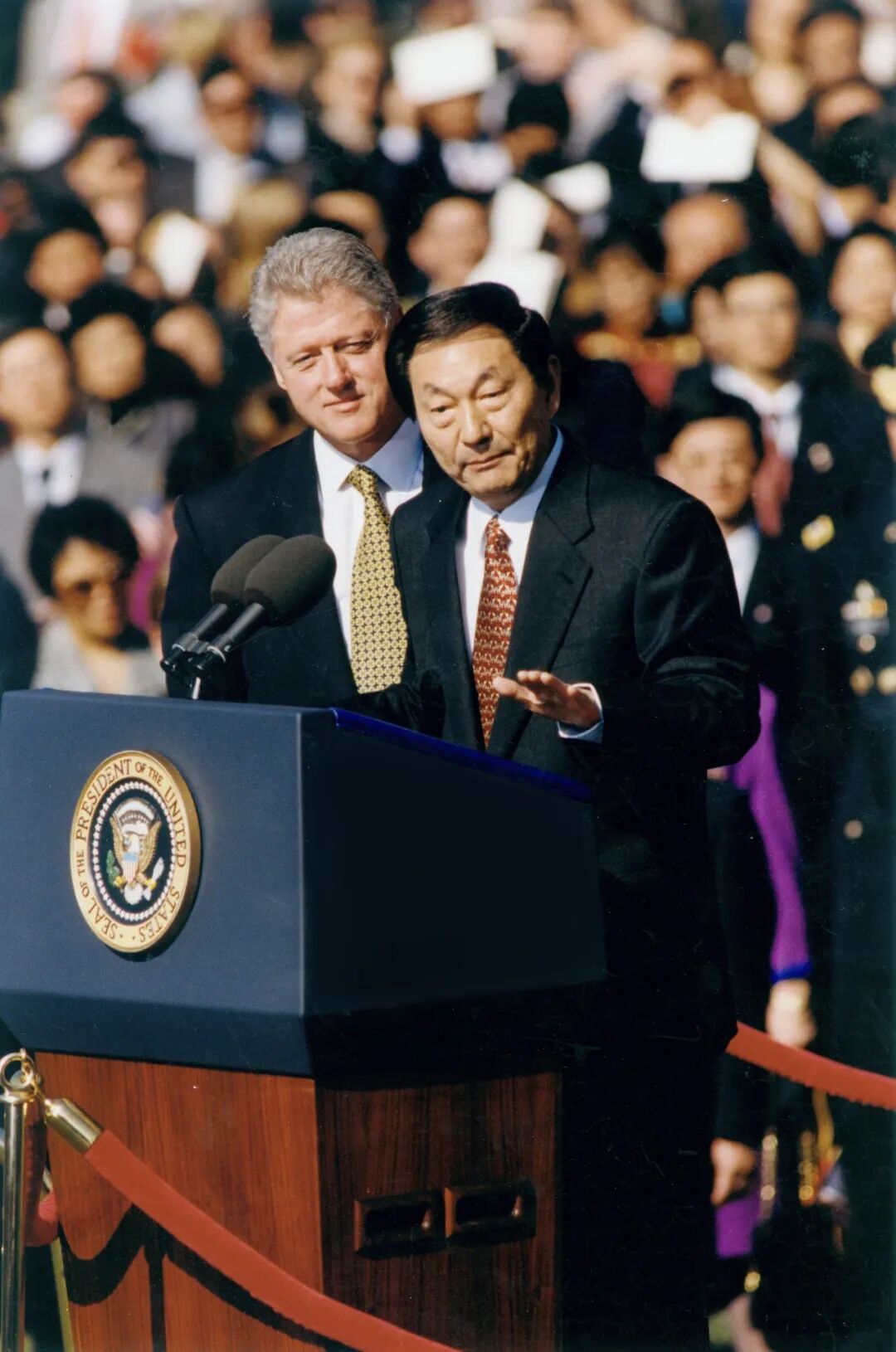 1999年4月8日，朱镕基同志访问美国期间出席美国总统克林顿在华盛顿举行的欢迎仪式并发表讲话。新华社发