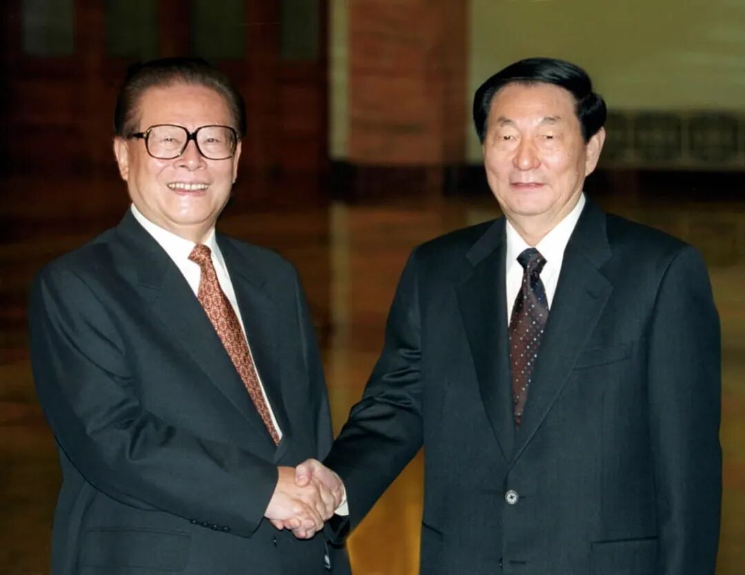 2002年10月22日，江泽民同志和朱镕基同志在北京人民大会堂合影。新华社记者 王新庆 摄