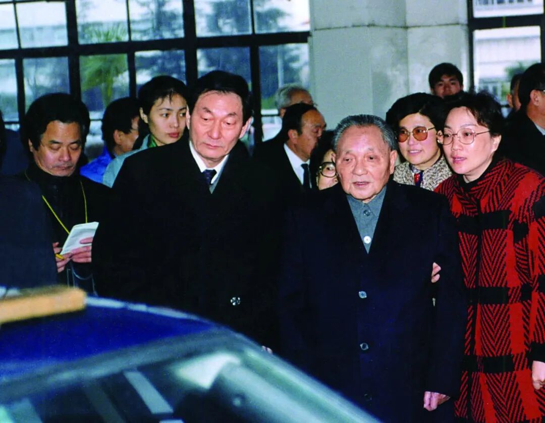 1991年2月6日，邓小平同志考察上海大众汽车有限公司，朱镕基同志陪同。新华社发
