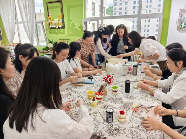 图为省直单位工作人员正在“丸个毛线”残疾人手工坊体验手工创作