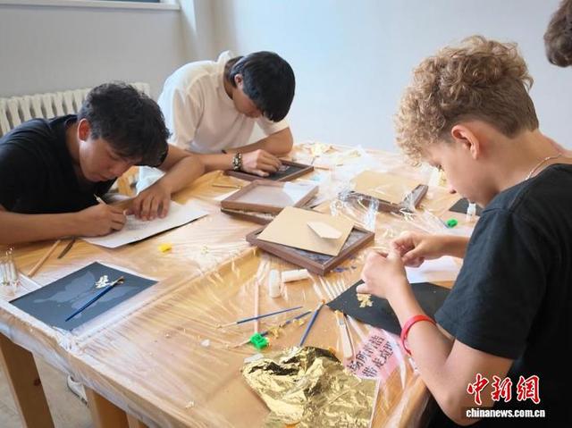图为哈萨克斯坦青少年体验金箔画制作。张家伟 摄