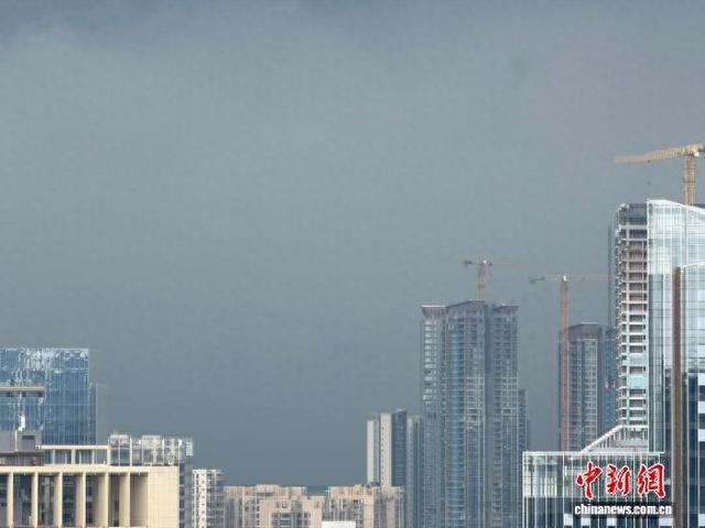 乌云密布的广州。王坚 摄