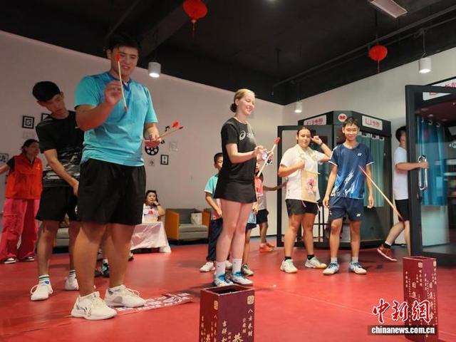 图为中哈青少年体验投壶游戏。张家伟 摄