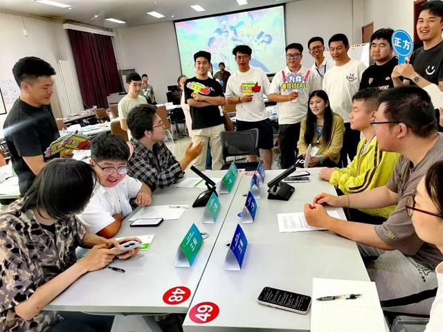 图为2026年残疾人大学生求职训练营活动中，残疾人大学生正在开展辩论