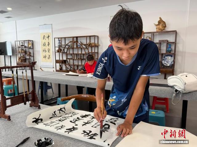 图为哈萨克斯坦青少年体验书法技艺。张家伟 摄