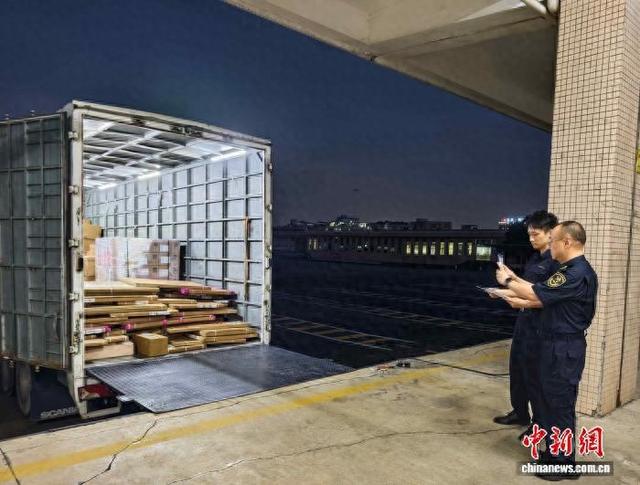 黄埔海关所属东莞海关关员对“一般贸易+市场采购”集拼出口车辆货物开展查验。 叶远大 摄