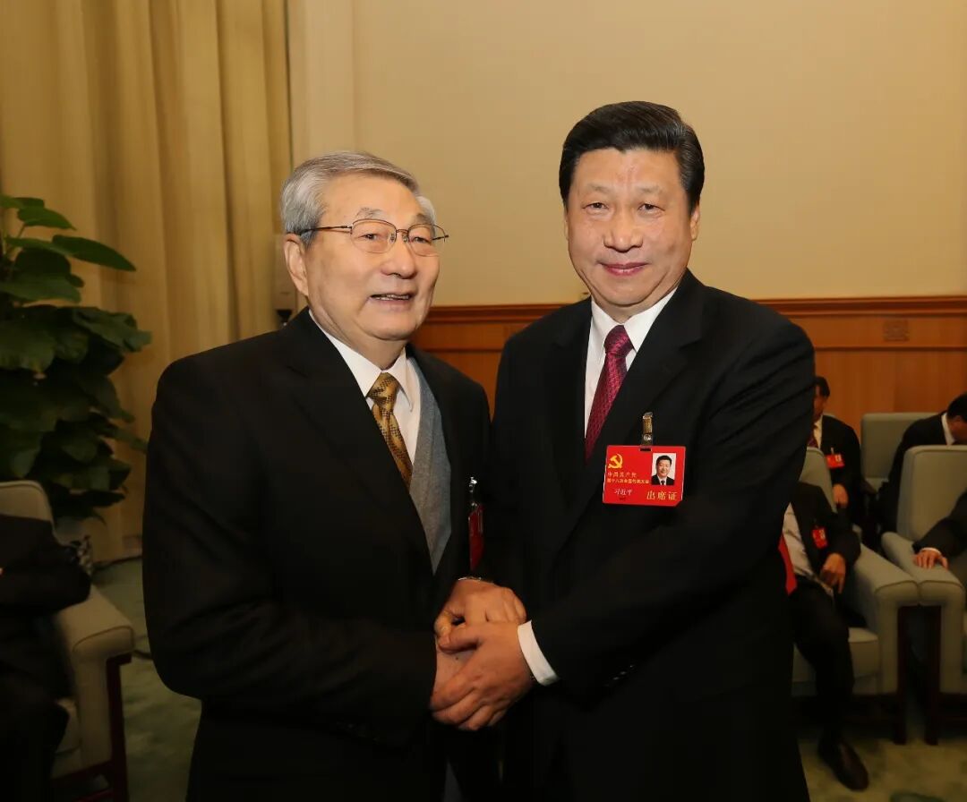 2012年11月14日，在党的十八大闭幕前，习近平同志同朱镕基同志在一起。新华社发