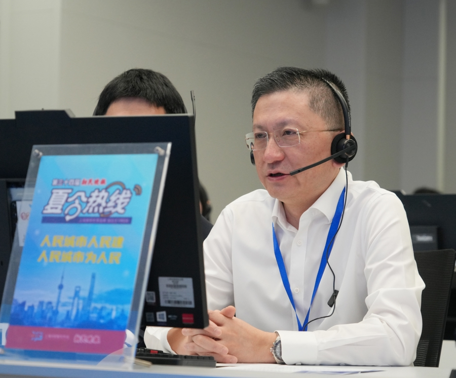 8月18日上午，上海市副市长贺青走进12345市民服务热线，接听市民来电。新民晚报记者 张龙 摄