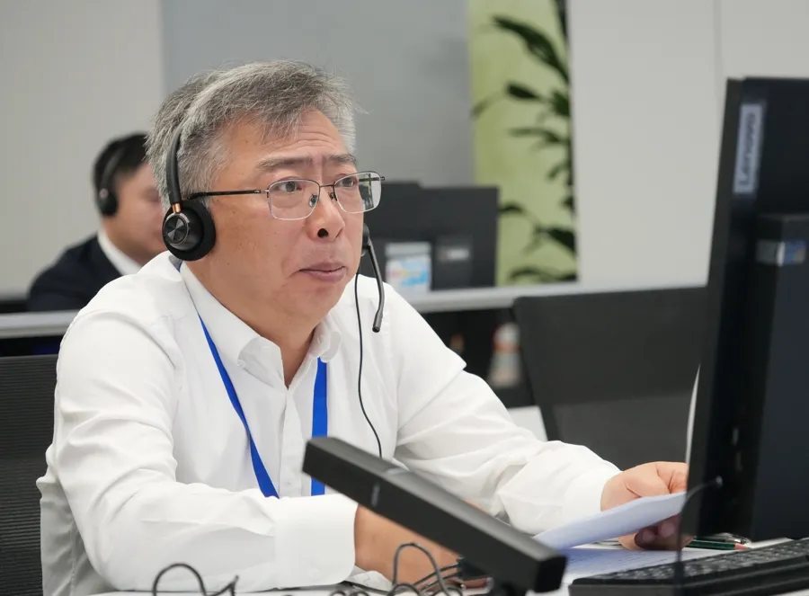 7月7日上午，上海市副市长张小宏为“夏令热线”开线并接听市民来电。新民晚报记者 张龙 摄